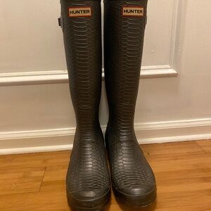 HUNTER CARNABY BOA SNAKE EMBOSSED RAIN BOOTS - PEWTER
